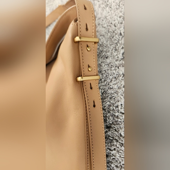 NWT $248 Vince Camuto Letta leather hobo bag tan/beige gold details logo - Picture 5 of 6